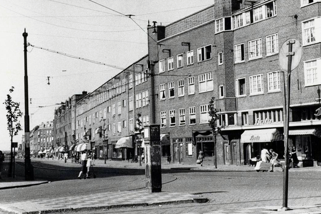 Molukkenstraat richting Javaplein, rechts midden een nog bestaand rijtje van Arendsen (1924).