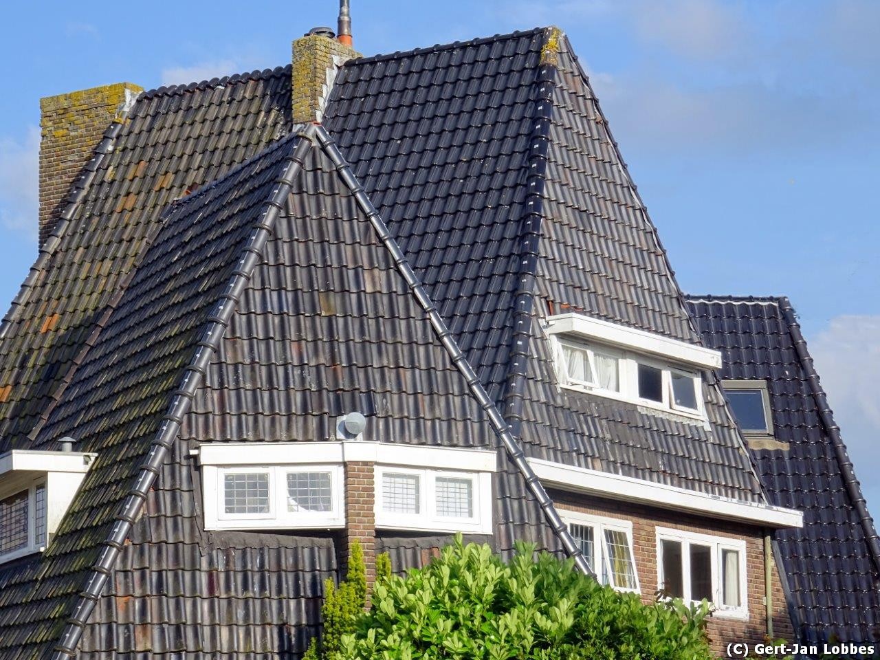 Hoek Rijksweg-Menno van Coehoornsingel. Dubbel hoekhuis met samengesteld dak.