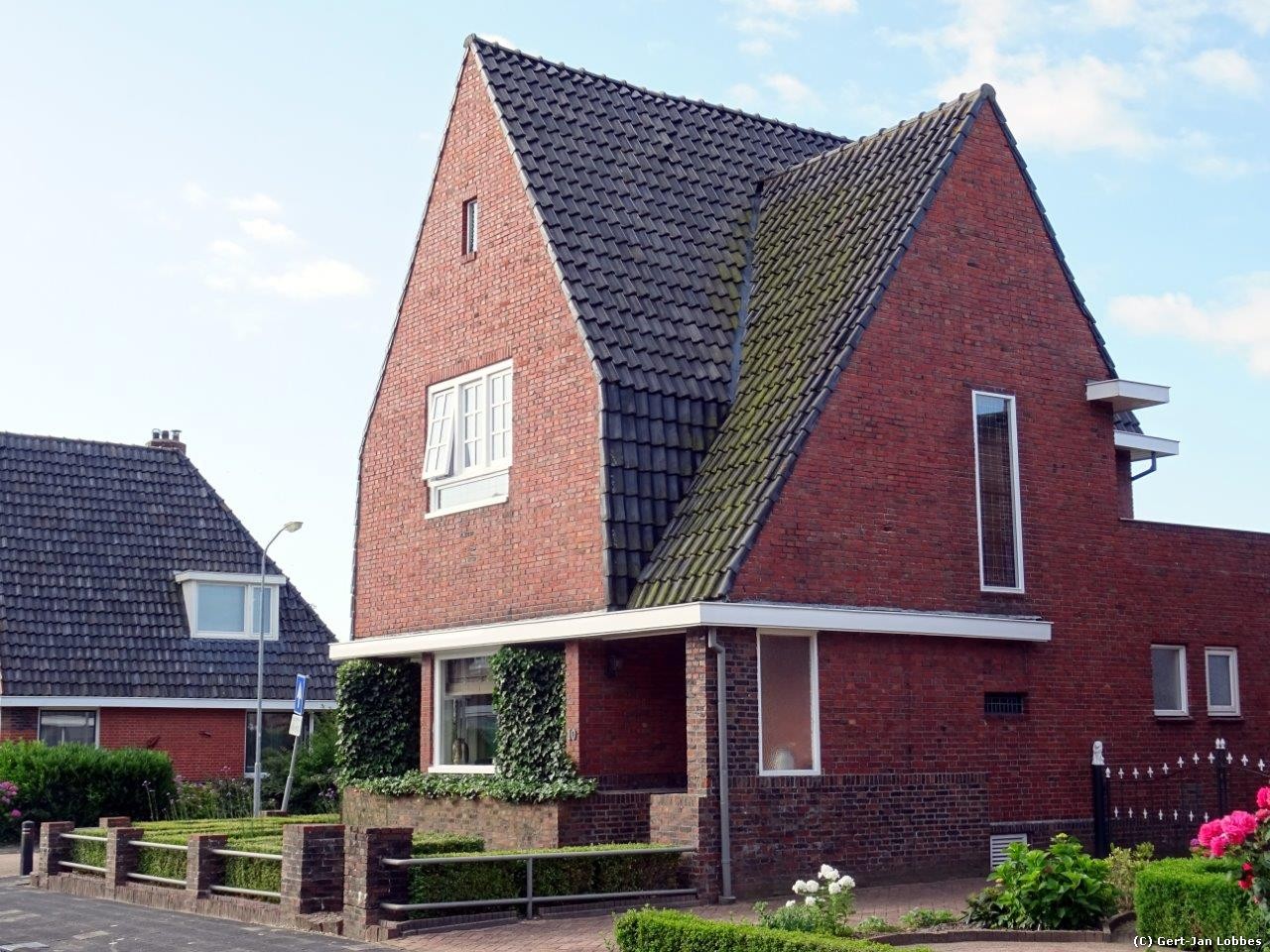 Cornelis Houtmanstraat 10: hoekhuis met entree en veel uit- en inbouwen.