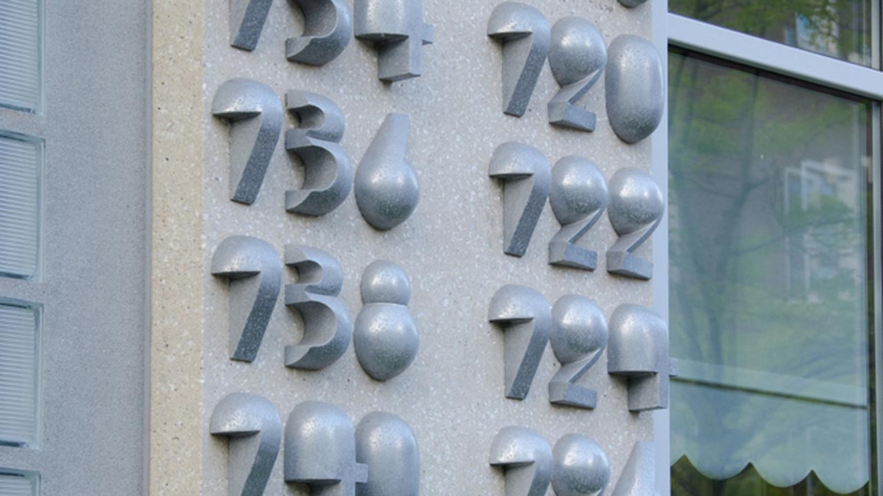 Huisnummers in het Olympisch kwartier, een wijk waar architecten continuering van de AS beoogden.