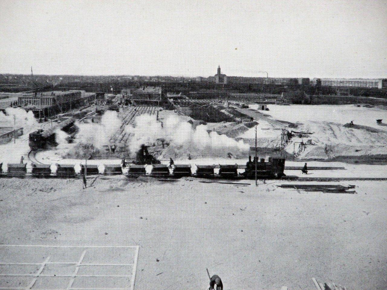 Overzicht van het bouwterrein, op de achtergrond de Admiraal de Ruijterweg met de Boomkerk
