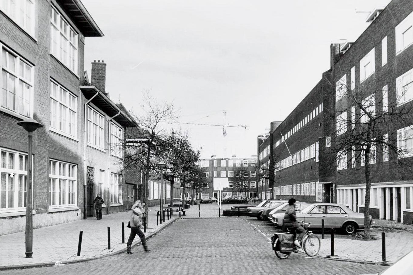 Bataviastraat 4-6 enz gezien vanaf de Soerabajastraat. Blok van Van der Meij (1926)