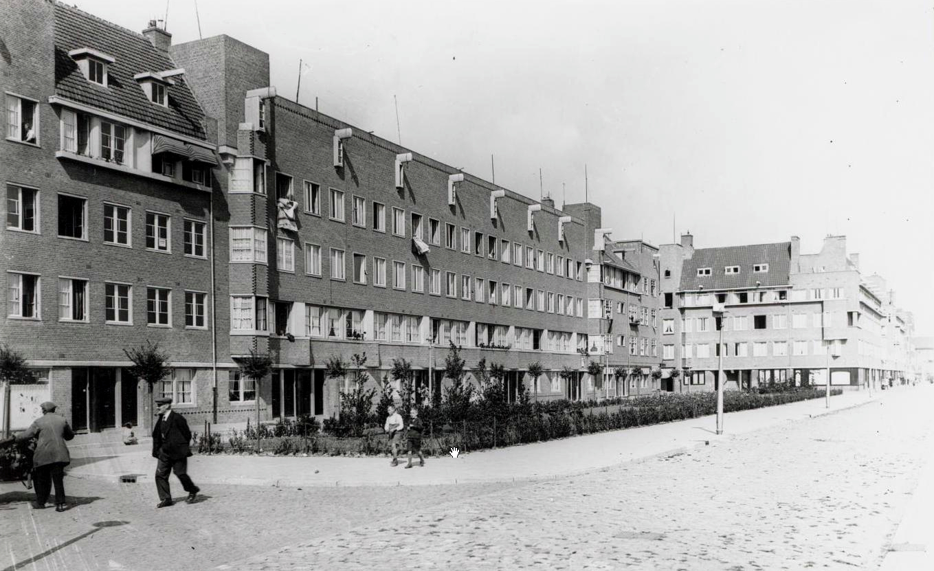 Kramatweg richting Tidorestraat, een blok van Vd Meij (1928) tussen blokken van Gulden & Geldmaker.