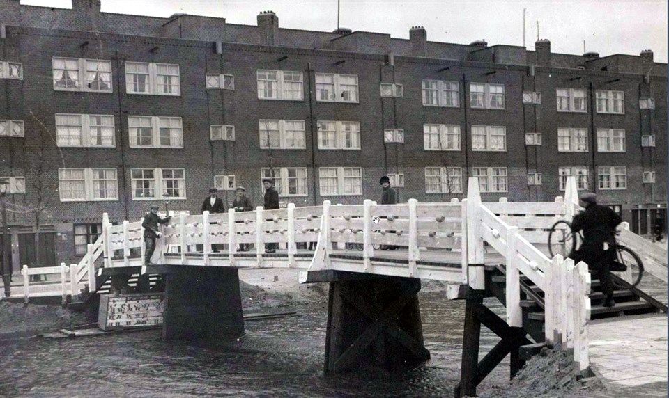 Valentijnkade 4-18 met houten voetbrug (panden van Van der Meij, ca 1925).