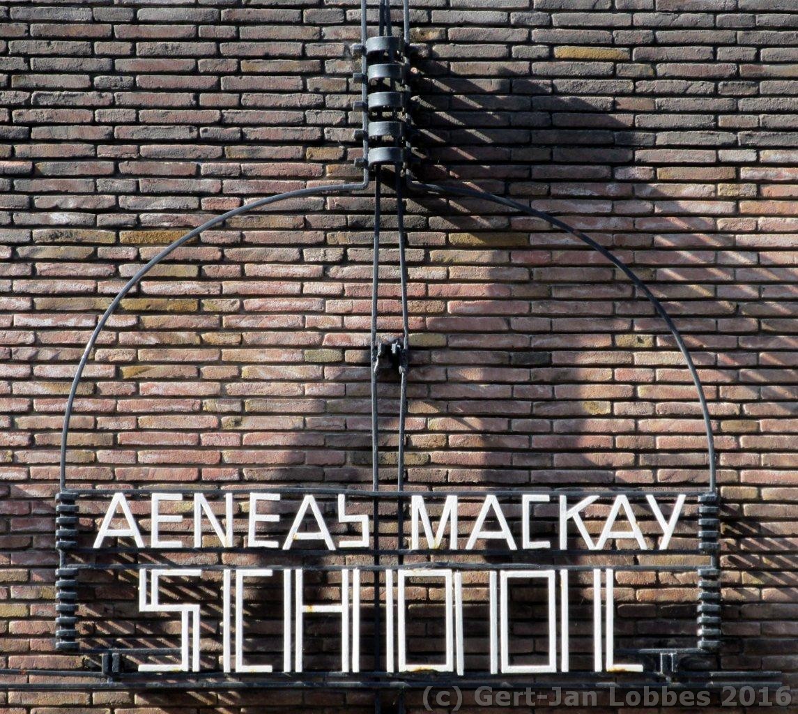 Houder geintegreerd in de belettering - Aeneas Mackayschool, Amsterdam