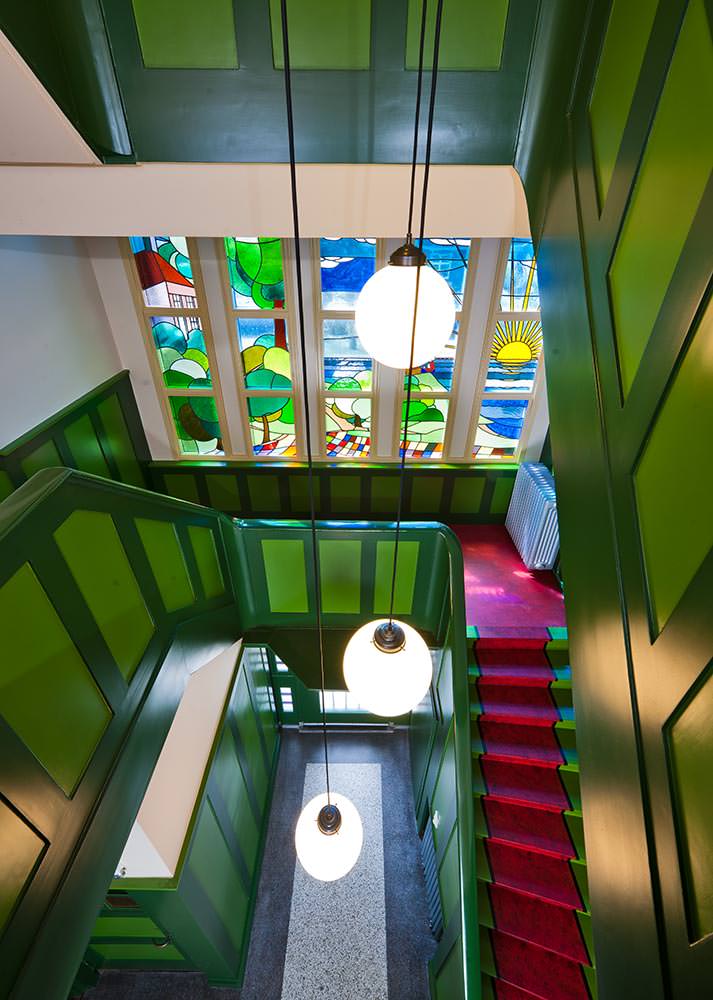Reitsma maakte herhaaldelijk gebruik van glas-in-lood in trappenhuizen, zoals hier in Andijk.