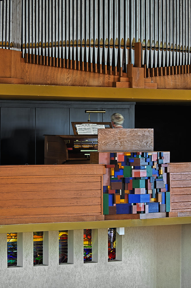 De karakteristieke gekleurde blokjes van de Groningse architect op de kansel in Leeuwarden