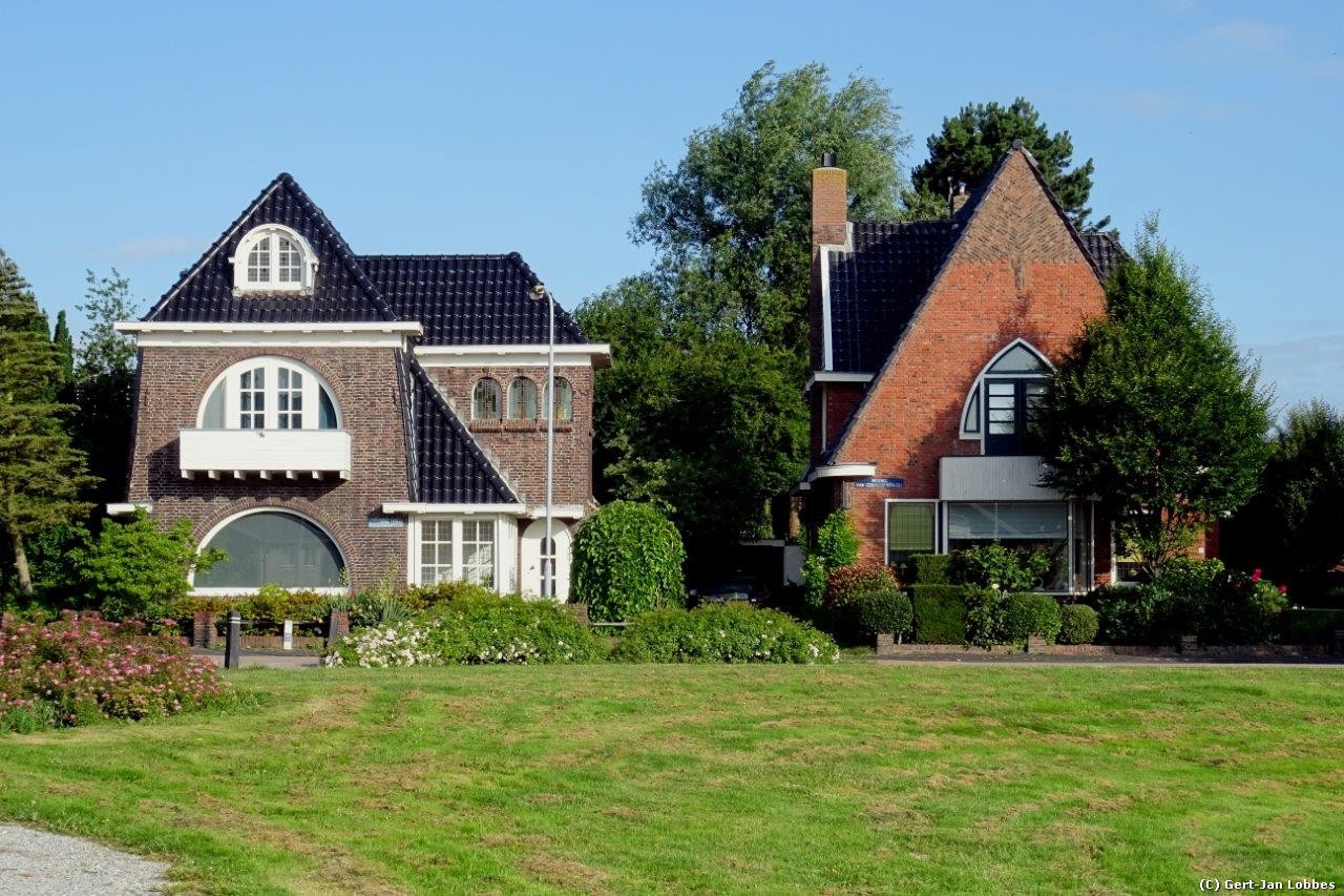 Aan de Menno van Coehoornsingel staan de villa's.