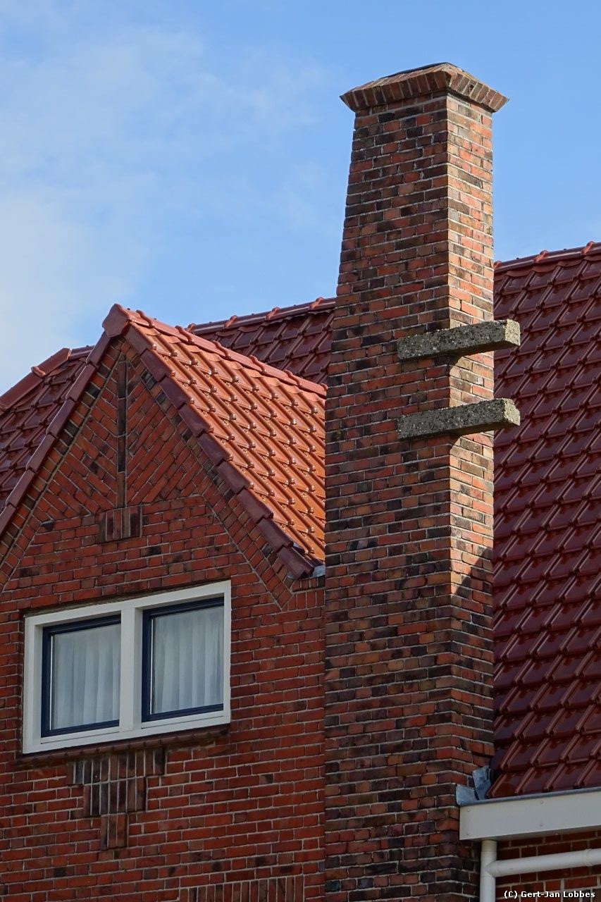 Schoorstenen dienen vaak als bakens van de gebouwen (pand Rijksweg).
