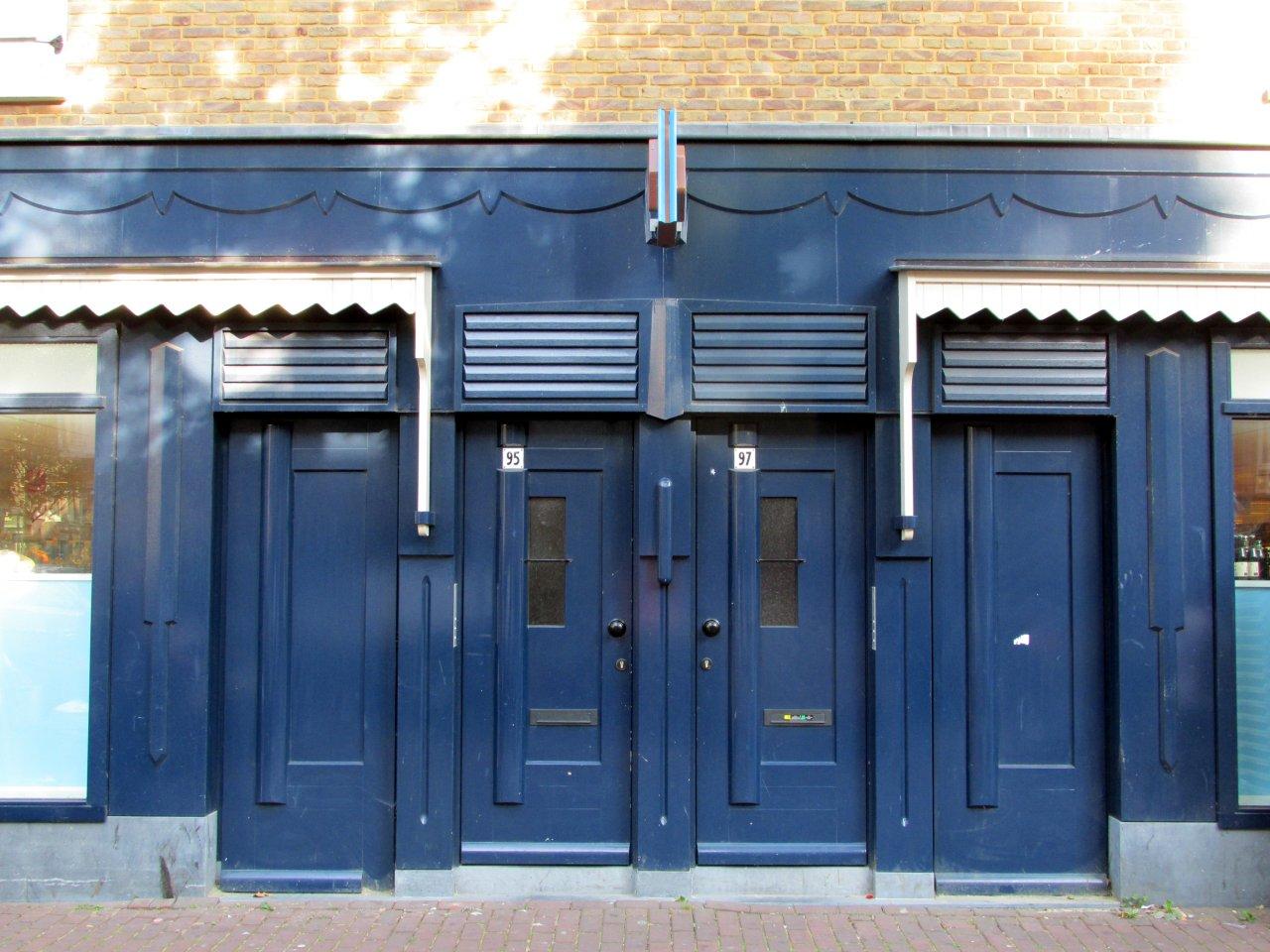 Architect Arendsen plaatste vier deuren naast elkaar. Molukkenstraat, 1924.