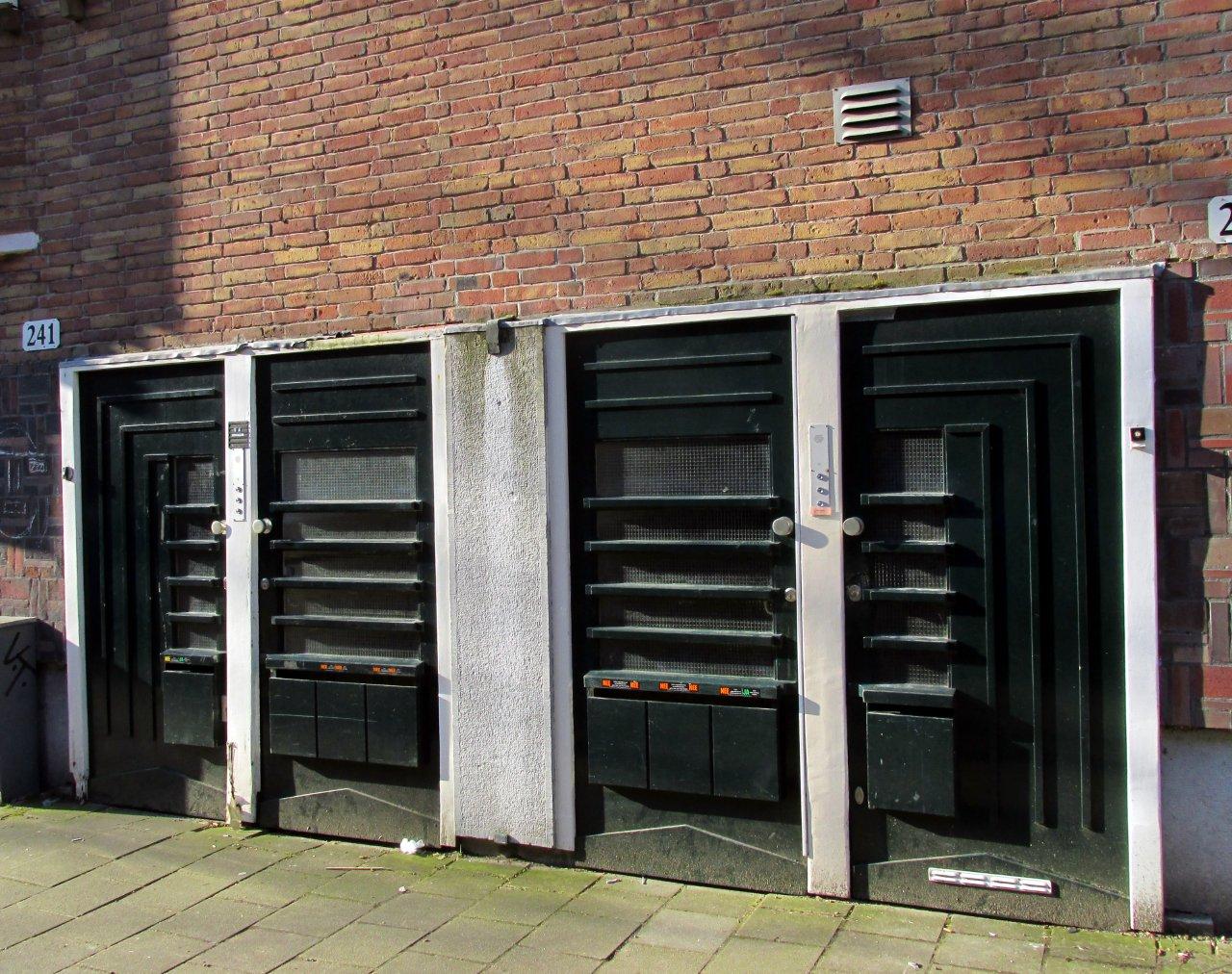 Orteliusstraat. M. Kropholler plaatste deuren in paren en verbond ze door de lijnen.