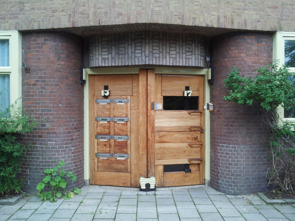 Bartholomeus Ruloffsstraat. Frits Staal, 1921. Deel van het rijksmonument aan de Joh. M. Coenenstraat. Zo te zien is de linker deur later vertimmerd.