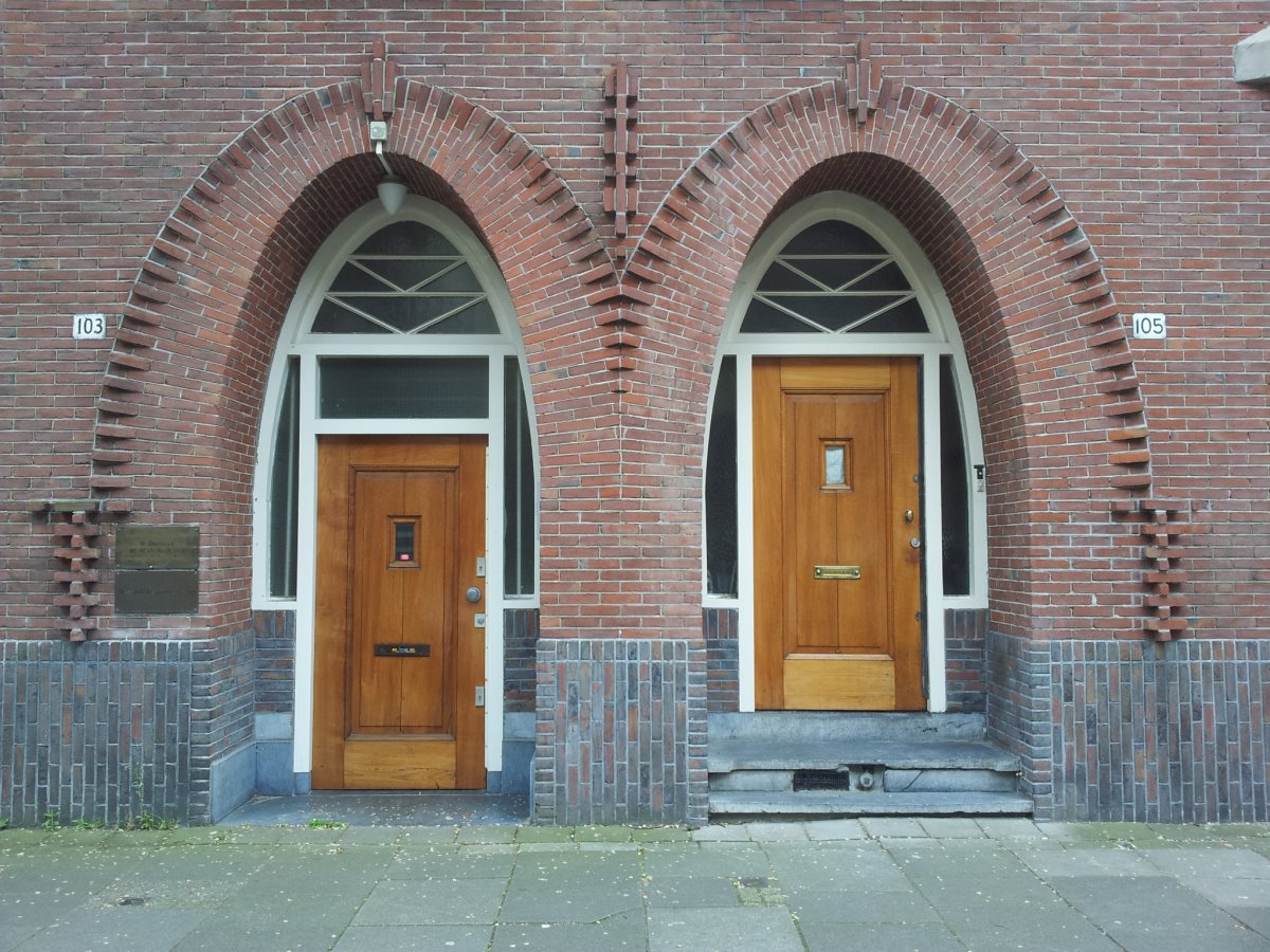 De Lairessestraat. Groenendijk & Lammers, 1921. Rij herenhuizen met paraboolvormige portieken.