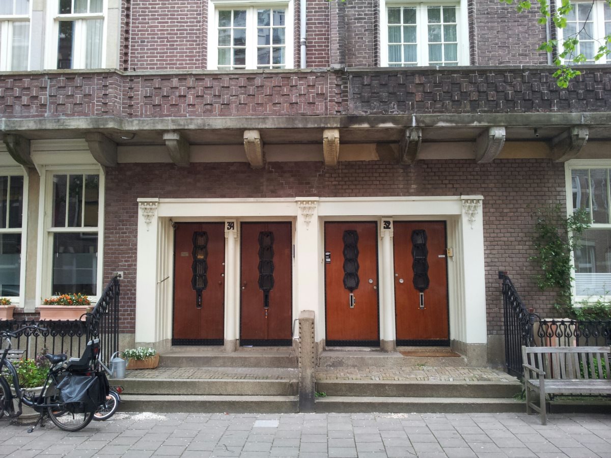 Het Hillehuis, Gabriël Metsustraat. Michel de Klerk, 1911-1912. Een statige entree onder een balkon. Dit was dan ook geen sociale woningbouw. 